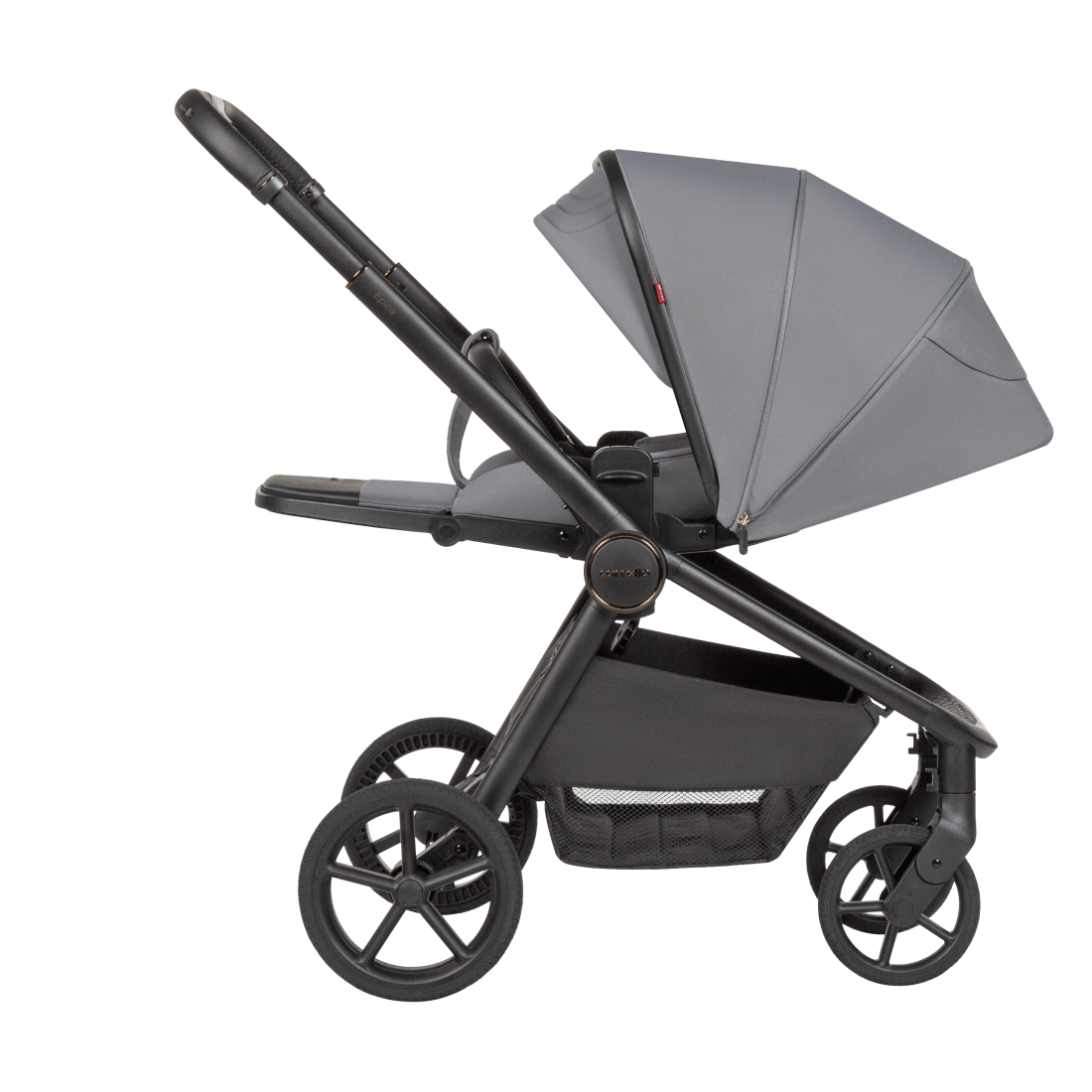 Il passeggino universale Epica 3 in 1 2025 non occupa molto spazio quando è piegato.